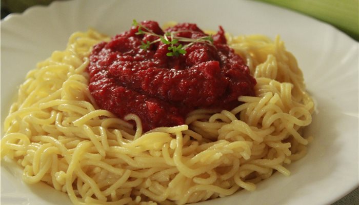 Kukuričné špagety s omáčkou z červenej repy a koreňovej zeleniny.
